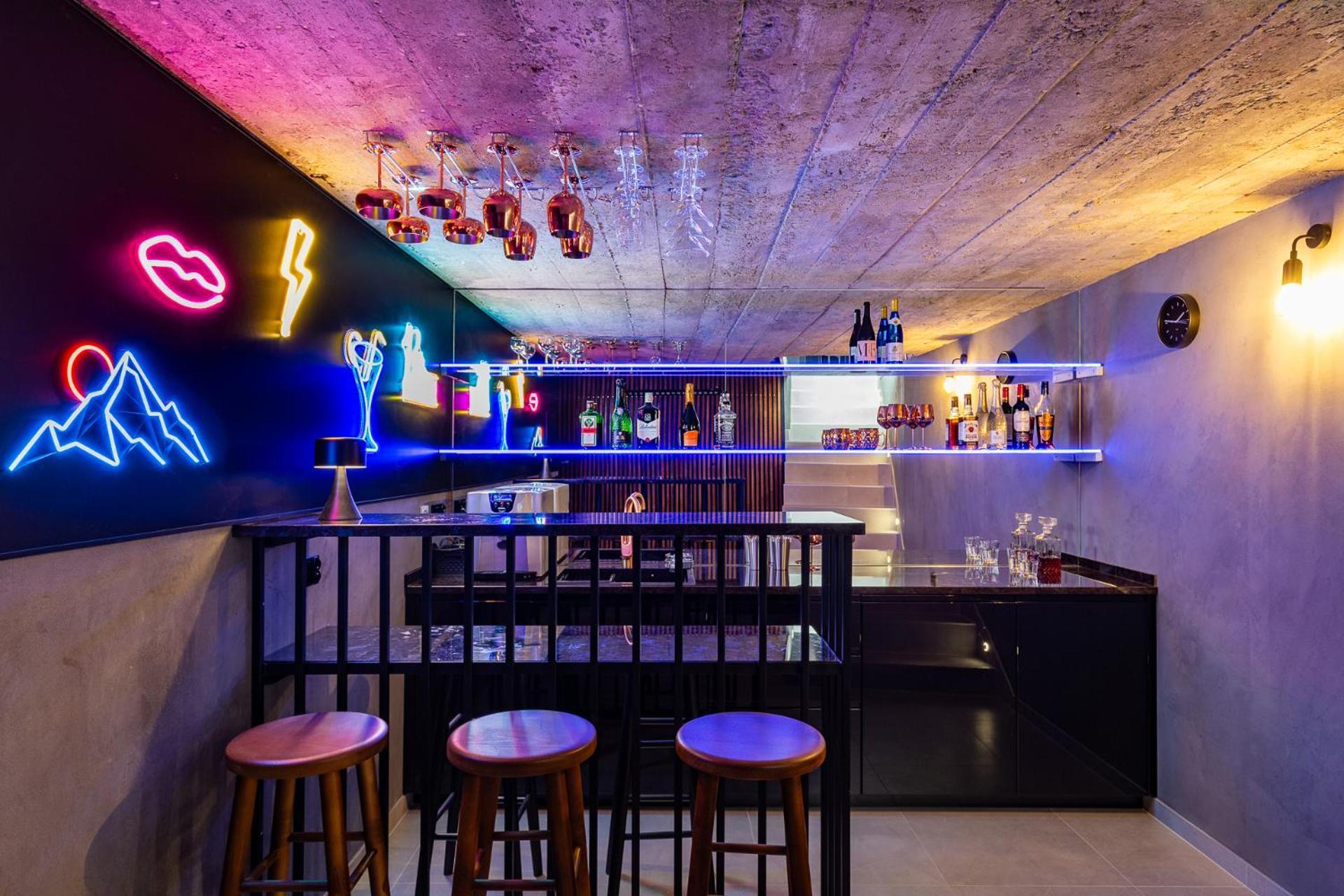 House For 20 People With A Private And Bar Koma House * Sidzina