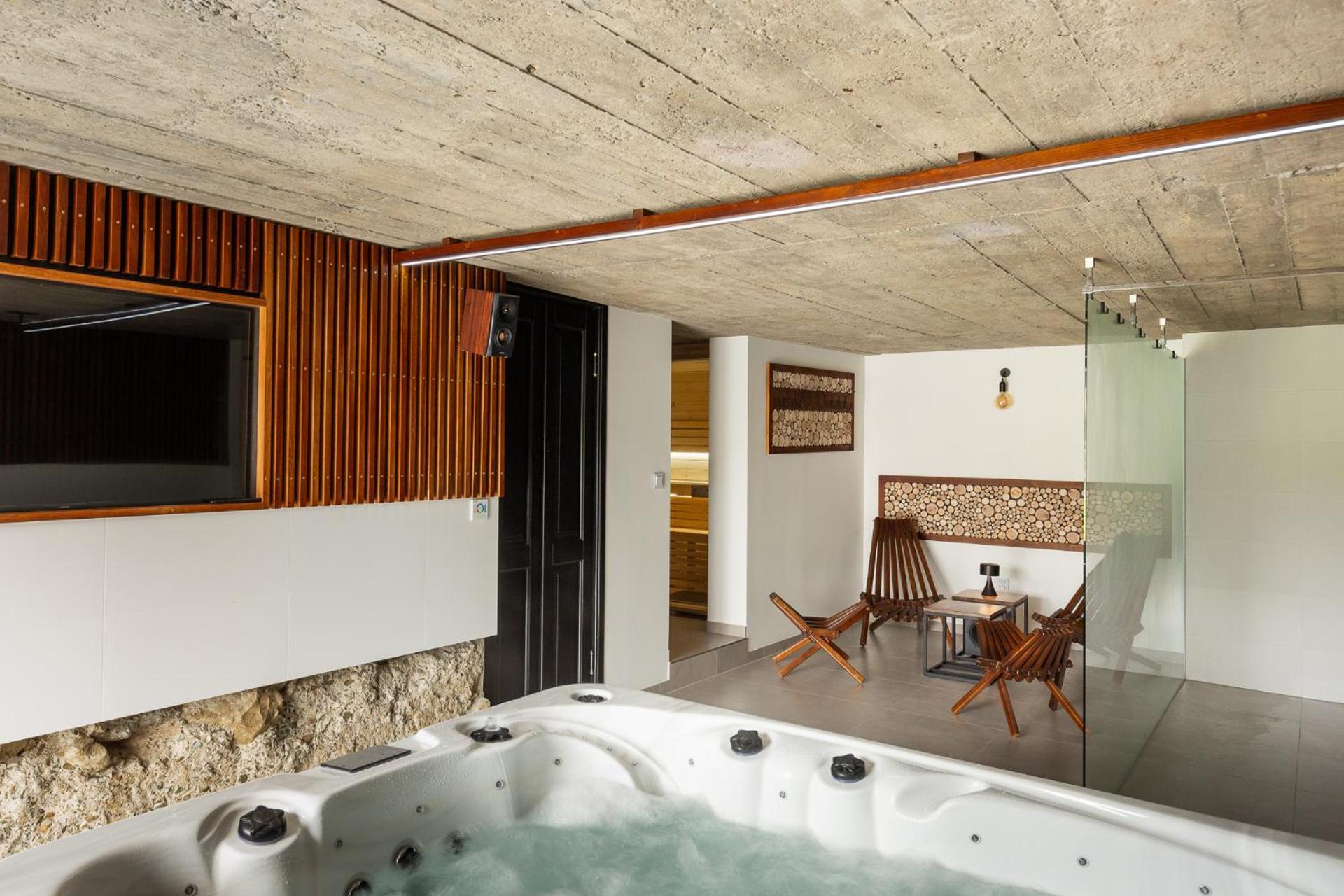 House For 20 People With A Private And Bar Koma House Sidzina