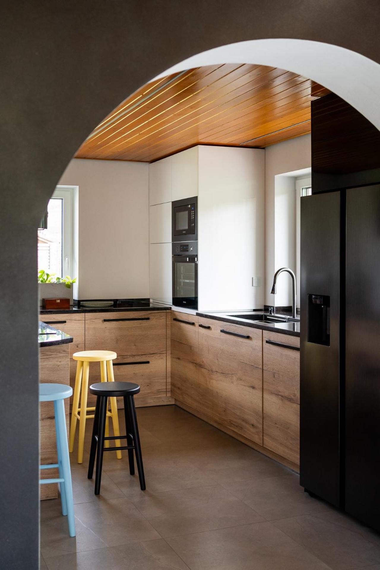House For 20 People With A Private And Bar Koma House *